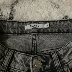 Jeans från NA-KD strl 38 - Här är ett par byxor som passar sig som gillar vida och stora jeans🤍Storlek 38! Använt fåtal gånger vilket gör att de är i väldigt fin skick! Snyggt att styla tillsammans med vita sneakers! Originalpris 399:- men säljer för 200:-💜