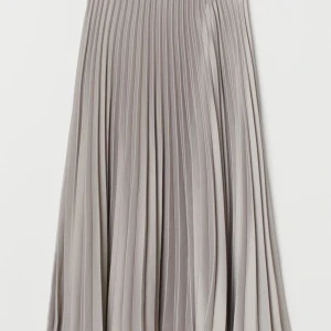 Plisserad Kjol - Supersnygg plisserad kjol från H&M i väldigt fint skick. Aldrig använd eftersom den tyvär är lite för stor för mig i midjan :(.Köparen står för frakt<3