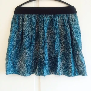  - Leopardmönstrad midjekjol med två fickor framtill. Tunn och skön! Strl M men passar även S. Något använd men nästan i nyskick. Resåren i midjan håller den på plats! Hör av er om ni har frågor 😊