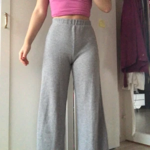 Mjukisbyxor - Supermysiga byxor som tyvärr blivit för korta på mig som är 168 lång. Kom privat vid intresse. Köpta på zara. Något noppriga. Där av priset