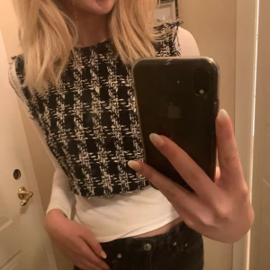 Zara topp/väst strl m - Säljer denna coola topp/väst från zara som jag klippt själv! Så cool och trendig😮😱🤩Strl m