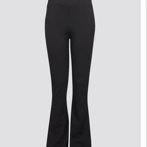Svarta flare leggings - Svarta flare leggings från Cubus. Stl S. Väldigt mjuka och sköna i bra skick. Frakt tillkommer.