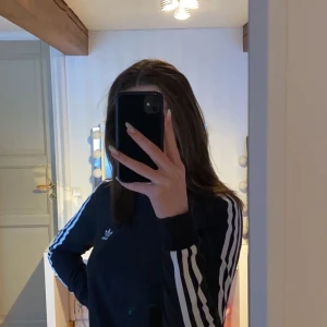 Adidaströja Strl M - den är i fint skick, säljer för att den inte kommer till användning längre, plus frakt