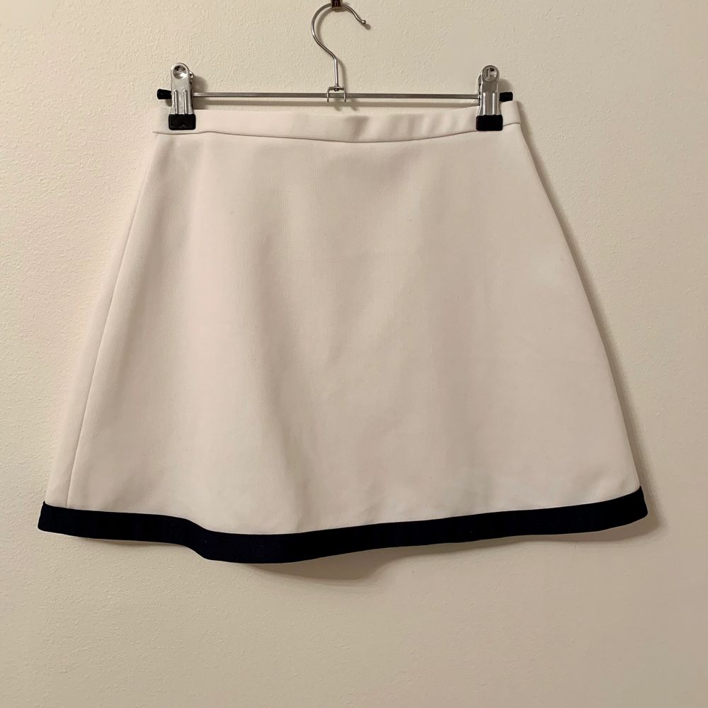 Vintage adidas tennis kjol - passar som en XS=34/36. Den är justerbar i midjan, Minsta 63 cm och största 70 cm. inköpt på humana second hand. Kjolar.