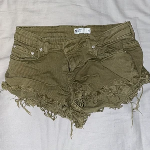 Shorts  - Snygga militär färgade shorts. Använd endast 1 gång. 