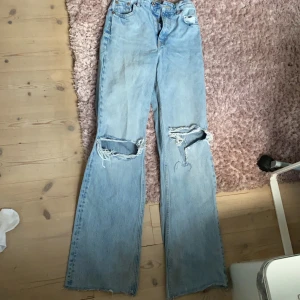 Zara jeans stl 34 - Jeans från zara, som blivit för små för mig. Bra i längden för mig som är 170 cm. Köpare står för frakt💕