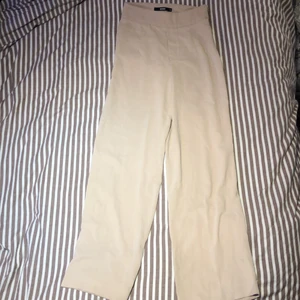 Bikbok kostymbyxor i storlek xs - Jättefina beiga kostymbyxor ifrån bikbok, bra kvalité. Säljer för de passar mig inte i längden 