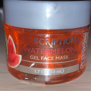 Spascriptions gel masks  - Det finns två kvar, en röd och en grön. Den röda vattenmelon och den gröna avokado. Dem är aldrig använda. Dem kostar 40 kr styck och det är 50 ml i en burk