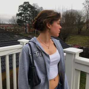 y2K Grå zip up  - Passar bra på mig som har storlek xs-s. Koftan är i använt skick. Fraktas eller möts upp i stockholm. 