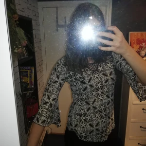 Mönstrad tröja - En T-shirt med ärmar lite längre än till armbågarna från KappAhl. En fin nät-aktig v-rigning❄️