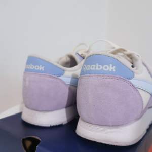 Snygga sneakers från Reebok I härliga pastellfärger. Använt endas 1 gång då dem tyvärr är lite för stora för mig.