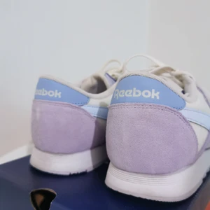 Reebok skor - Snygga sneakers från Reebok I härliga pastellfärger. Använt endas 1 gång då dem tyvärr är lite för stora för mig.