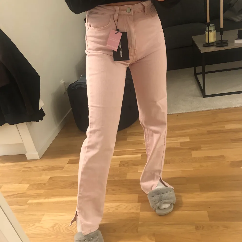 Säljer helt oanvända rosa split jeans från PLT, andra bilden visar den rättvisa färgen. Är 160 storlek 34 vanligtvis och dessa sitter perfeeekt! Buda!! 🥰 Köparen står för frakten! Lägger upp igen pga oseriösa köpare. Jeans & Byxor.