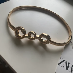 Skärp  - Här är ett snyggt guligt skärp ifrån Zara i storlek 80 som aldrig är använt. Köpt dagen innan nyårsafton men blev inte av att jag använde det. Jag säljer det för 150kr + frakt.