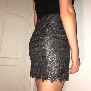 Silvergrå highwaisted kjol med paljetter och virkade/spetsdetaljer. Perfekt till fest!