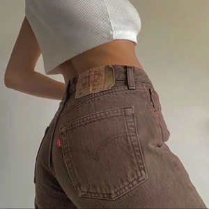 Vintage levis 501 - Säljer mina rare vintage levis 501:or🤎. Supersnygga och ovanliga! Säljer vid bra bud! Kan byta mot ett par likadana fast i w29, w28 eller w27. Buda i kommentarerna med 10 kronor mellan varje. Startbud 350! Köp direkt för 800. SÅLD, då jag fick ett direktköp bud!