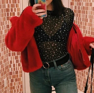 Röd fejkpäls - Supersöt röd fejkpäls från zara i fint skick! Inköpt för ett par år sedan men användes bara första månaderna. Alldeles för fin att bara hänga längst bak i min garderob! Storlek M, funkar super för dig som har S också 