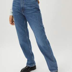 Säljer dessa jätte fina jeansen från Weekday modell Rowe på grund av att de inte passar. De är använda några fåtal gånger och ser ut som nya! Storlek 26 i midjan & 32 i längden! Säljer dem för 250kr + frakt (nypris 500kr). Skriv privat om du är intresserad💕