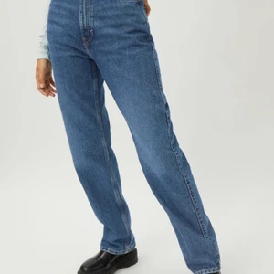 Weekday Jeans Rowe - Säljer dessa jätte fina jeansen från Weekday modell Rowe på grund av att de inte passar. De är använda några fåtal gånger och ser ut som nya! Storlek 26 i midjan & 32 i längden! Säljer dem för 250kr + frakt (nypris 500kr). Skriv privat om du är intresserad💕