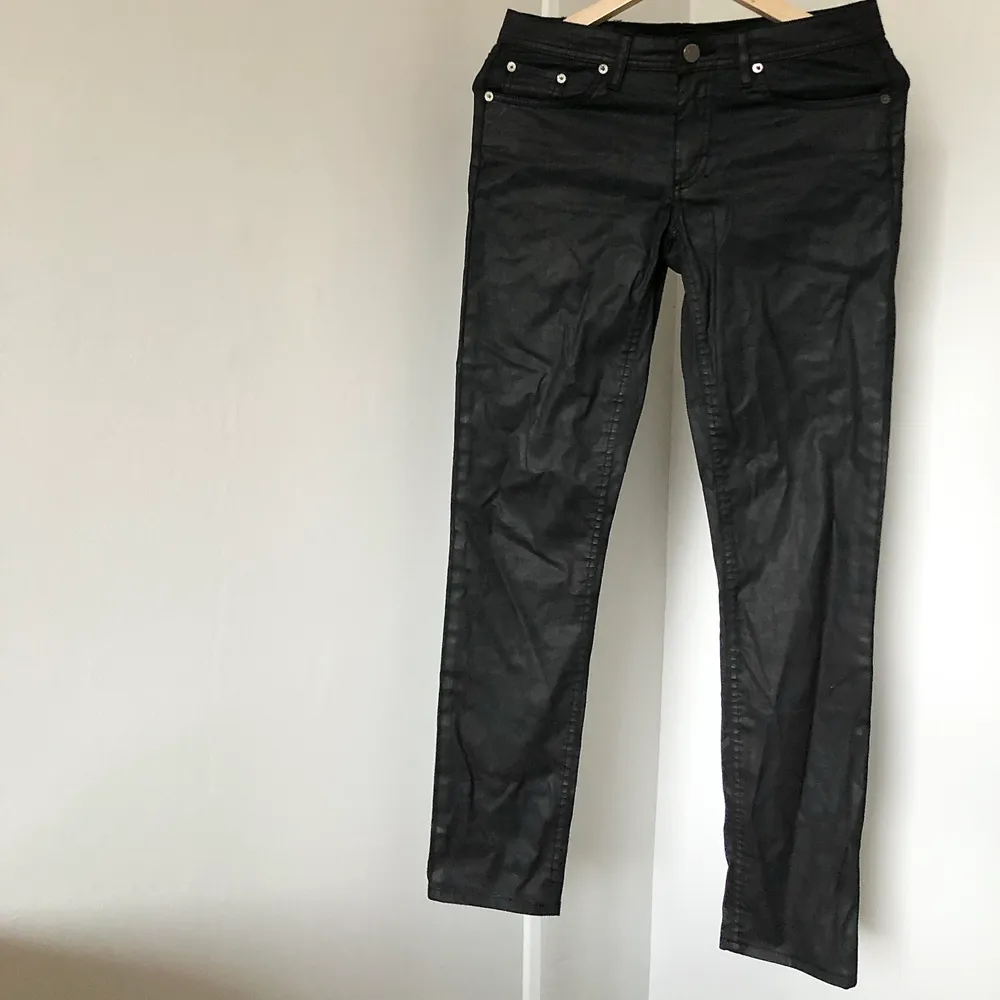 Asballa byxor från Acne Studios i modellen Low Pleather. Kommer tyvärr inte till användning då de är för små. Säljs billigt pga liten slitning (se sista bilden)💜. Jeans & Byxor.