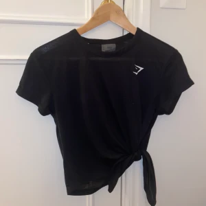 Gymshark träningströja - fint tröja från Gymshark, aldrig använd då jag tycker den är för kort💕 mjukt och luftigt material, fint skick, 150kr + frakt ✨