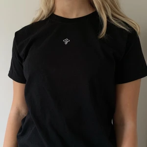 #BEE001 - Vi på BeeHumble UF säljer prisvärda, moderna och stilrena unisextröjor. Med ett tryck och ett ändamål som räddar Sveriges vildvin. För var tionde såld tröja sätter vi upp ett bihotell i Strängnäs kommun. Tröjan är alltså inte andrahand. Kika gärna på vår instagram för fler bilder @beehumbleuf 💕 Bor du i Strängnäs Kommun erbjuder vi hemkörning för 15kr