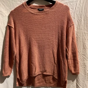 Rosa stickad tröja  - Använd några få gånger. Passar till det mesta och är varmare än den ser ut. Frakten ingår i priset