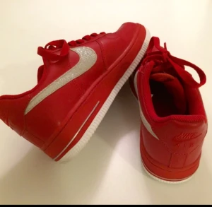  - Helt nya, röda Nike Air Force 1 med silver/glitter Nike logga! Använda en gång men säljes pga fel storlek.. Nypris 999 kr! Pris kan diskuteras :-)))))