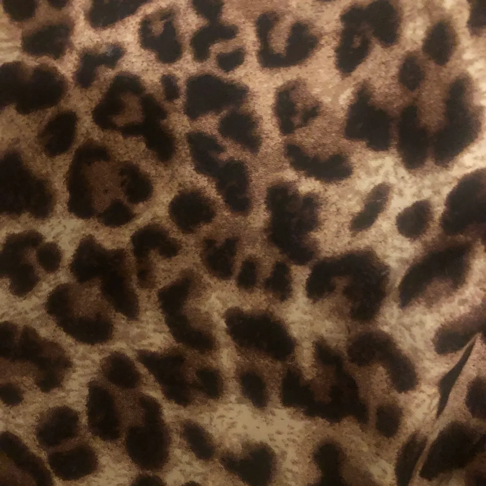 Supersnygg omlottkjol i leopardmönster från raglady. Använd Max 3 gånger så i mycket bra skick, originalpris 500kr . Kjolar.