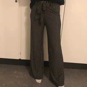 Svarta byxor med vita ränder - Mjuka sköna byxor Se även mina andra auktioner. Samfraktar om du köper mer
