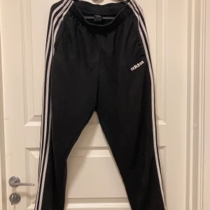 Adidas - Tänkte se ifall någon vill ha mina adidasmjukis i storlek M annars kommer dessa slängas! Det är 2 hål mellan benen därav billigt pris (frakten ligger på 66kr så tar 14kr själv). Det går att sy ihop - men tyvärr har jag ingen ork till det 😅  Originalpris 349kr