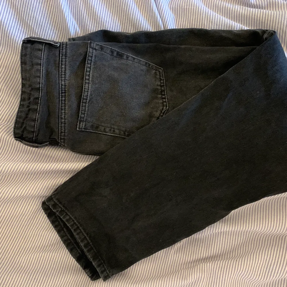 Säljer nu dessa snygga, svarta, raka jeansen som jag köpt av en kompis. De är från NAKD och i storlek 36 men passar mig som har 34 (liiiiiiite oversized vilket kanske kommer fram lite i bilden). De köptes för 300kr och är helt oanvända. Anledningen till att jag säljer de är helt enkelt att jag har ett par andra som kommer till mer användning. Byxorna är helt felfria ✨✨ (är ca 160). Jeans & Byxor.