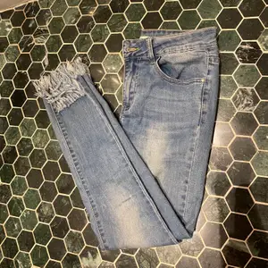 As balla jeans med fransar längst ner som jag inte vet vart dem är ifrån! Det står storlek 40 men de passar men som har storlek 34 med bälte till 💕