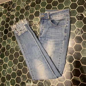 Jeans - As balla jeans med fransar längst ner som jag inte vet vart dem är ifrån! Det står storlek 40 men de passar men som har storlek 34 med bälte till 💕