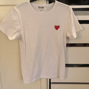 Comme de garcon kopia - En snygg vit cdg T-shirt kopia. Oanvänd!