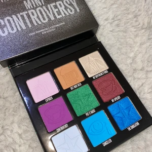 Jeffree star cosmetics Mini Controversy palette - HELT NY Jeffree star cosmetics x Shane Dawson Mini Controversy palette (den senaste) ordinarie pris: 252kr (enligt Beautybay) Jag säljer för 200kr inklusive frakt!!