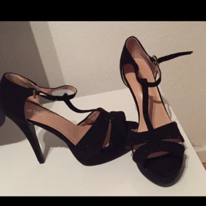  - Fina klackskor, med svarta diamanter. 
10 cm klack. 
Aldrig använda!
Frakt tillkommer. 