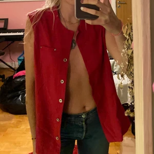 60-tals väst - Röd, jättesnygg 60-tals väst💋💋 på bilderna ser man att den är perfekt till att styla precis hur man vill. 😘