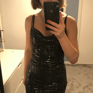 Svart glittrig klänning🖤 - Jättefin glittrig klänning som är lite kortare i modellen. den är i väldigt fint skick och endast använd en gång!