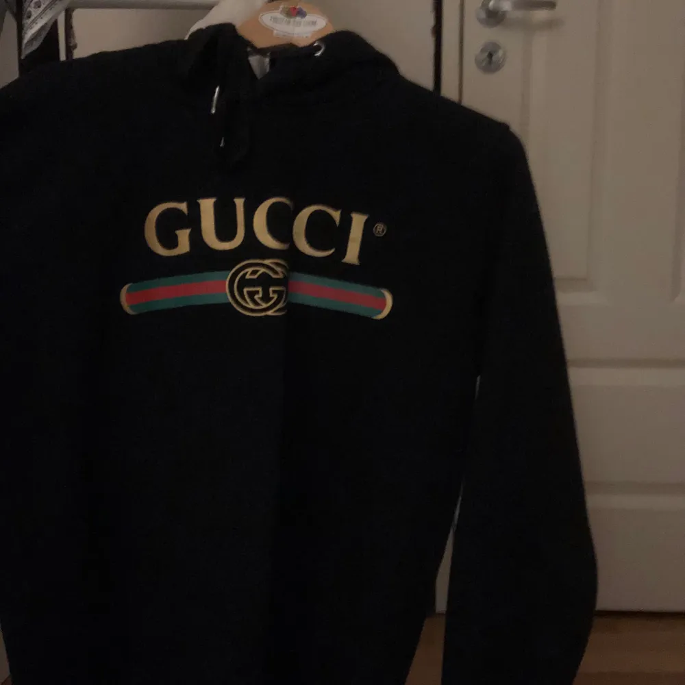 Svart oversized Gucci hoodie med snygg detalj på huvan. Hoodies.