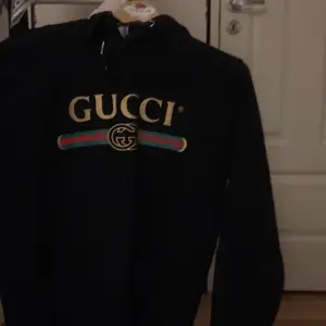 Svart oversized Gucci hoodie med snygg detalj på huvan