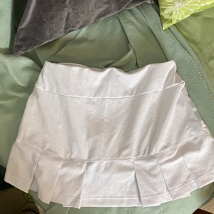 Tenniskjol - Frakt: 44kr💕💕 (kjol med shorts under) står L men passar på mig som har M