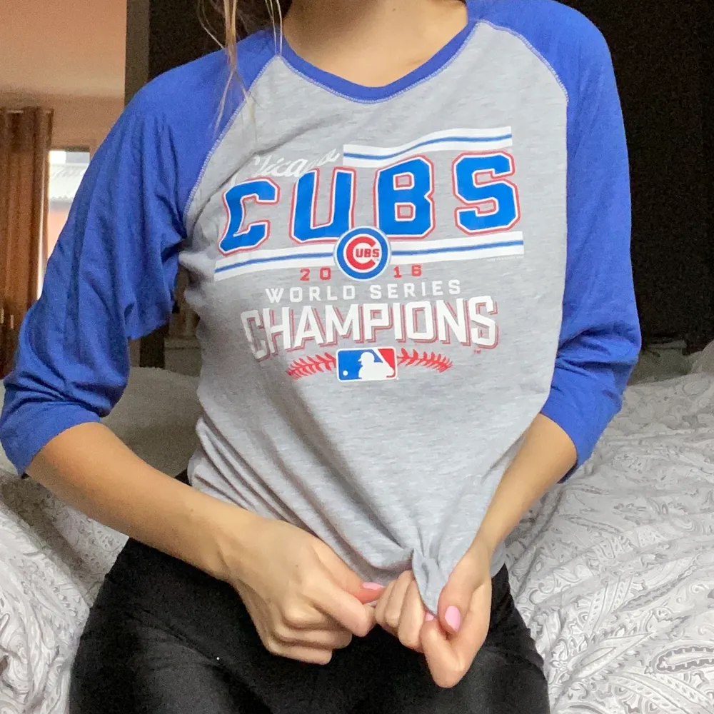 Bekväm och trendig Chicago Cubs baseball-tröja köpt i butik i USA 💛🤍✨ Frakt tillkommer 🥰 Passar S/M. T-shirts.