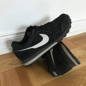 Ett par Nikes storlek 42 🌼 köparenstår för frakten 