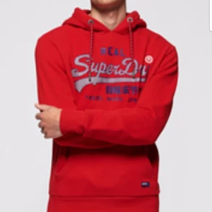 Superdry hoodie röd - Röd superdry hoodie. Knappt använd (nyskick) skriv ifall du vill ha bilder på tröjan av mig. Nypris 800kr, säljer den för 600. Pris kan diskuteras.