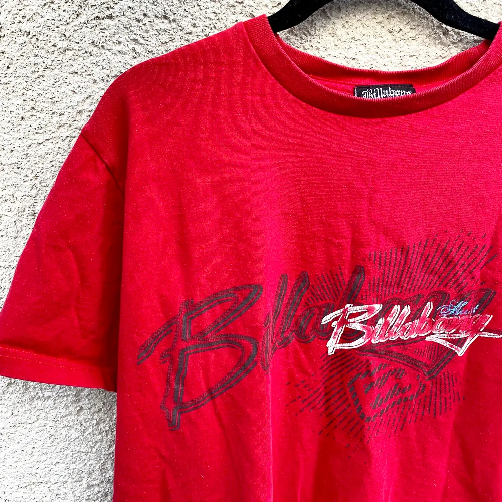 Supercool y2k T-shirt från Billabong! Köpt secondhand och i bra skick!! Skriv privat för fler bilder och ifall fler är intresserade blir det budgivning! (Buda med minst 10kr)✨💓. T-shirts.