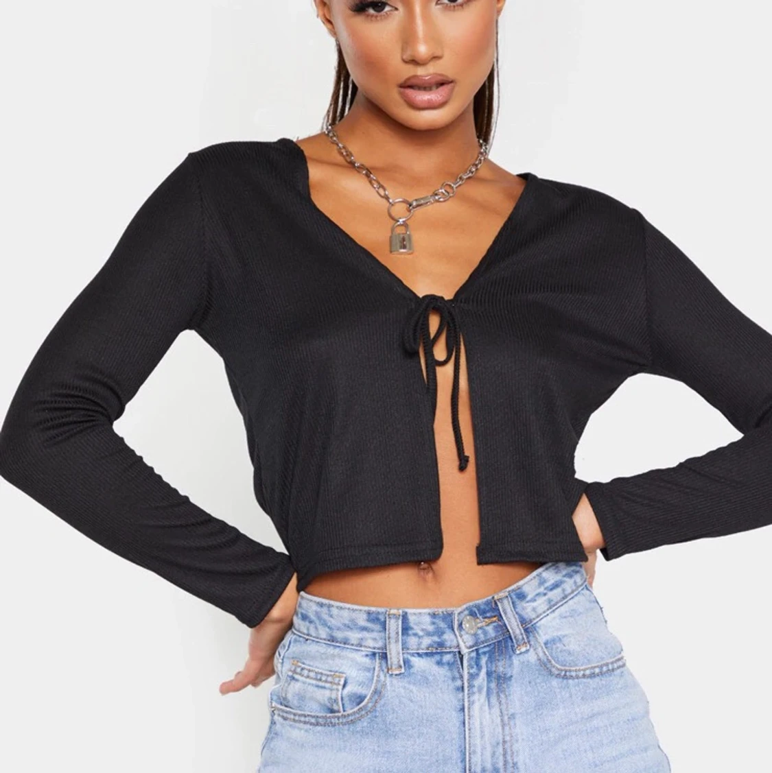 Svart topp med knytning. Boohoo strl 36