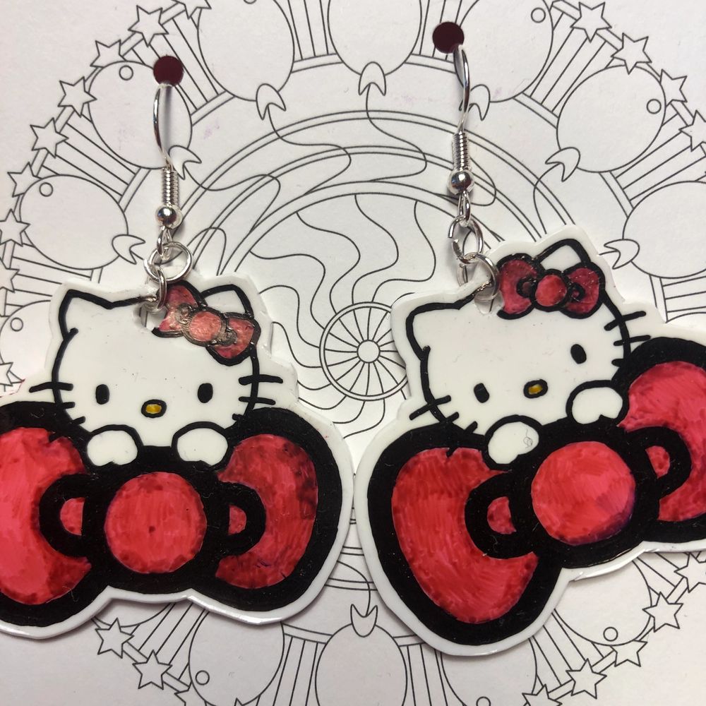 Hello Kitty örhängen gjorda av krympplast 🎀 Aldrig använda såklart, frakten tillkommer på 11kr💖🍓. Accessoarer.