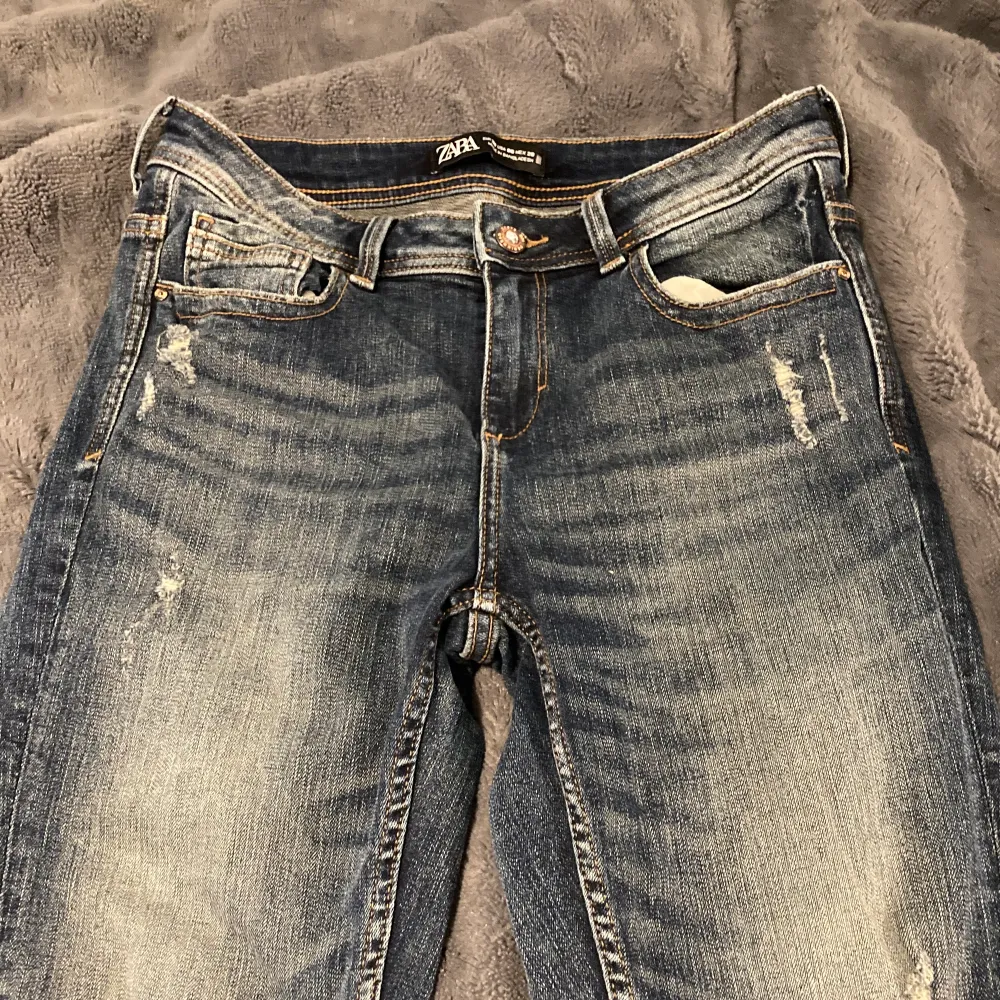 Jeans från Zara, storlek 38, knappt använda pga att jag råkade köpa 2 st.. Jeans & Byxor.
