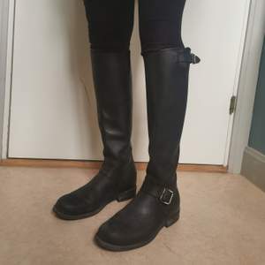 Äkta supersnygga primeboots. Lädret skulle må bra av att smörjas in men annars i jättebra skick. Säljes pga att de aldrig används.